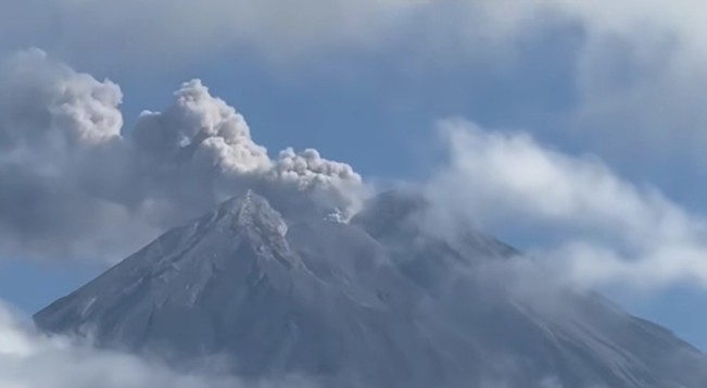 Ilustrasi Gunung Semeru erupsi. [Instagram]